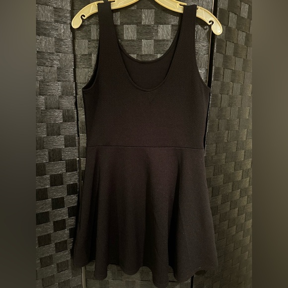 Elegant Black Sleeveless Dress - Picture 2 of 3